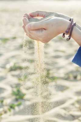 手攥沙子的短文（手握沙子）-图3