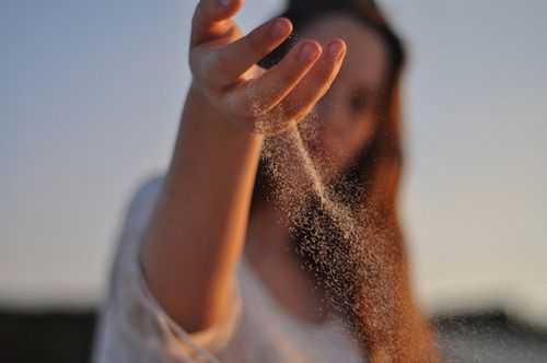 手攥沙子的短文（手握沙子）-图2